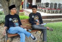 MENJELASKAN: Budayawan Sumenep Ibnu Hajar (kiri), saat ditemui jurnalis usai jadi juri lomba pidato Ala Bung Karno, di Pendopo Keraton Sumenep