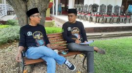 MENJELASKAN: Budayawan Sumenep Ibnu Hajar (kiri), saat ditemui jurnalis usai jadi juri lomba pidato Ala Bung Karno, di Pendopo Keraton Sumenep