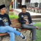 MENJELASKAN: Budayawan Sumenep Ibnu Hajar (kiri), saat ditemui jurnalis usai jadi juri lomba pidato Ala Bung Karno, di Pendopo Keraton Sumenep