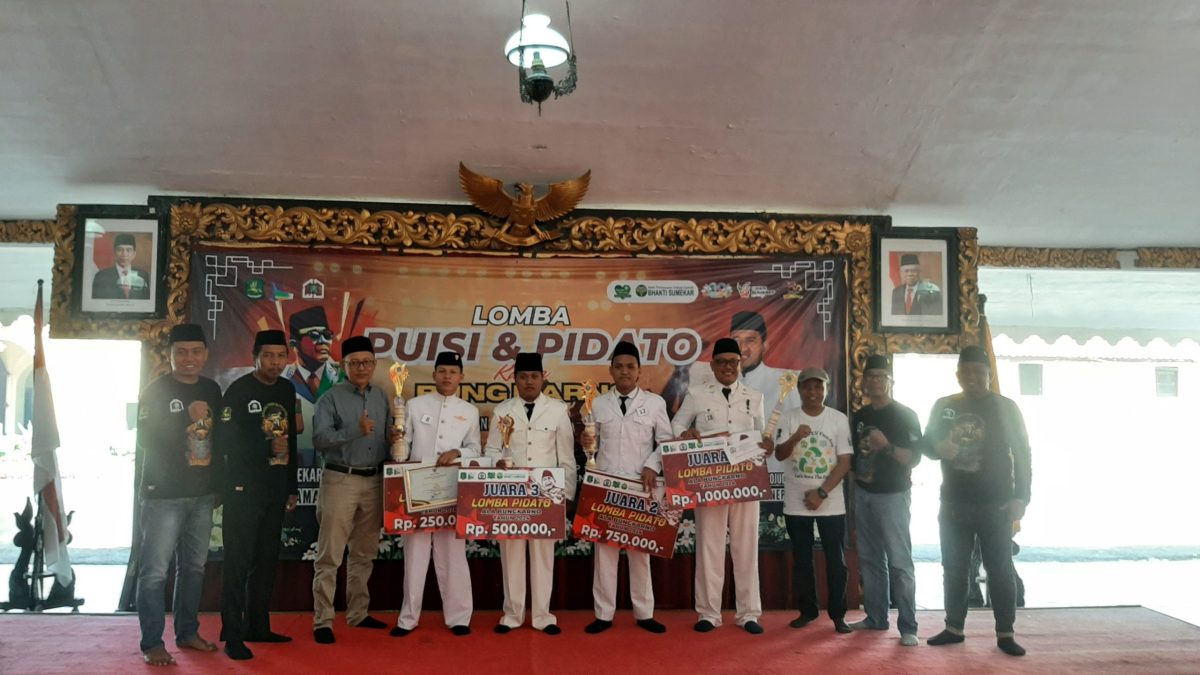 PEMENANG: Para juara lomba Pidato Ala Bung Karno yang digelar IWO Sumenep di pendopo keraton