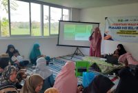 MENJELASKAN: para guru Paud Hi El-Fath yang sedang mempresentasikan program yang ada di sekolah kepada wali murid