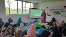 MENJELASKAN: para guru Paud Hi El-Fath yang sedang mempresentasikan program yang ada di sekolah kepada wali murid