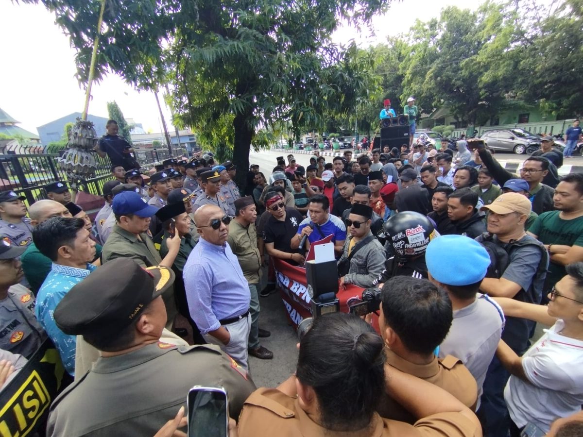 ORASI : BIDIK bersama Mahasiswa langsungkan demontrasi di depan Kantor DPRD Sumenep