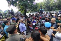 ORASI : BIDIK bersama Mahasiswa langsungkan demontrasi di depan Kantor DPRD Sumenep