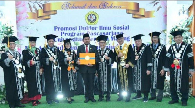 Bupati Sumenep Achmad Fauzi Wongsojudo, saat mempromosikan gelar doktor ilmu sosial pada Program Pascasarjana Universitas Merdeka Malang, Jawa Timur