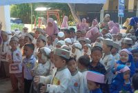 SEMANGAT: Salah satu guru paud el-fath saat menyambut murid barunya dalam kegiatan MPLS