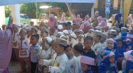 SEMANGAT: Salah satu guru paud el-fath saat menyambut murid barunya dalam kegiatan MPLS