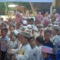 SEMANGAT: Salah satu guru paud el-fath saat menyambut murid barunya dalam kegiatan MPLS