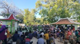 BERKUMPUL: Masyarakat Pinggir Papas sedang menggelar adat nyader 