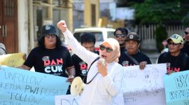 ORASI: Puluhan wartawan dari berbagai media berkumpul di depan kantor PWI Jatim menggelar demontrasi