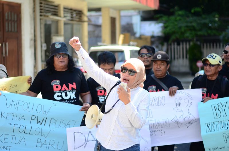 ORASI: Puluhan wartawan dari berbagai media berkumpul di depan kantor PWI Jatim menggelar demontrasi