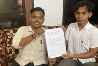 Koordinator (GAMAS), Tolak Amir, saat menunjukkan surat pemberitahuan aksi ke Disdik Sumenep