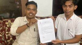 Koordinator (GAMAS), Tolak Amir, saat menunjukkan surat pemberitahuan aksi ke Disdik Sumenep