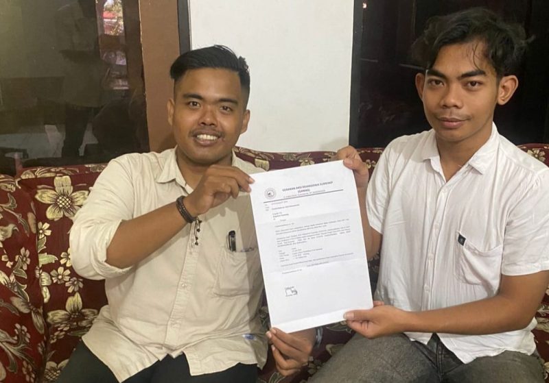 Koordinator (GAMAS), Tolak Amir, saat menunjukkan surat pemberitahuan aksi ke Disdik Sumenep