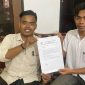 Koordinator (GAMAS), Tolak Amir, saat menunjukkan surat pemberitahuan aksi ke Disdik Sumenep