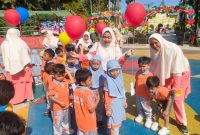 SEMANGAT: Para Guru dan siswa PAUD HU El-Fath saat akan melepaskan balon