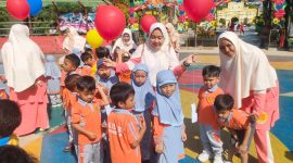 SEMANGAT: Para Guru dan siswa PAUD HU El-Fath saat akan melepaskan balon