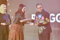 TERSENYUM: Bupati Sumenep Achmad Fauzi Wongsojudo, saat menerima penghargaan penggerak ekonomi masyarakat di media beritasatu.com