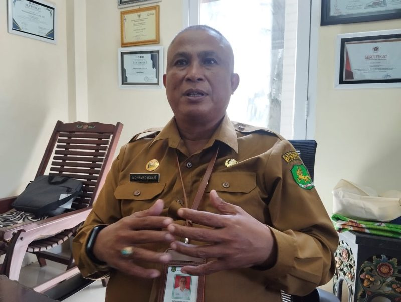 MENJELASKAN: Kepala Disbudporapar Sumenep Moh. Ikhsan, saat ditemui di ruang kerjanya