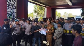 DEMONSTRASI: Saka Indonesia Datangi Kantor Pemkab Sumenep