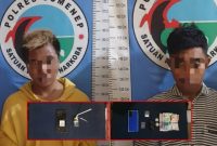 MENUNDUK: Dua warga Prenduan, Pragaan, yang ditangkap Polres Sumenep atas dugaan penyalahgunaan Narkoba