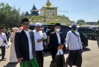 BERPASANGAN: Ali Fikri dan Unais Ali Hisyam (Fikri-Unais), saat menuju Kantor Komisi Pemilihan Umum (KPU) Sumenep, Madura, Jawa Timur.