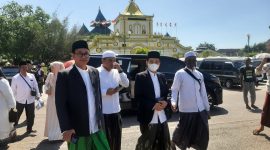 BERPASANGAN: Ali Fikri dan Unais Ali Hisyam (Fikri-Unais), saat menuju Kantor Komisi Pemilihan Umum (KPU) Sumenep, Madura, Jawa Timur.