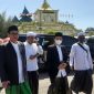 BERPASANGAN: Ali Fikri dan Unais Ali Hisyam (Fikri-Unais), saat menuju Kantor Komisi Pemilihan Umum (KPU) Sumenep, Madura, Jawa Timur.