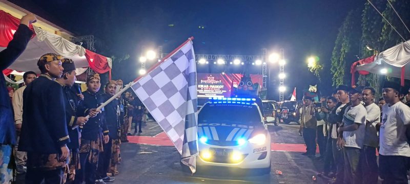 START: KPU Sumenep saat membuka Kirab Maskot Si Jalih dan Si Busok untuk menyambut Pilkada Serentak 2024