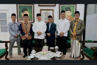 TERSENYUM: Kakanwil Kementerian Agama Provinsi Jawa Timur yang baru, Akhmad Sruji Bahtiar, kenjungi para sesepuh NU