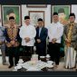 TERSENYUM: Kakanwil Kementerian Agama Provinsi Jawa Timur yang baru, Akhmad Sruji Bahtiar, kenjungi para sesepuh NU