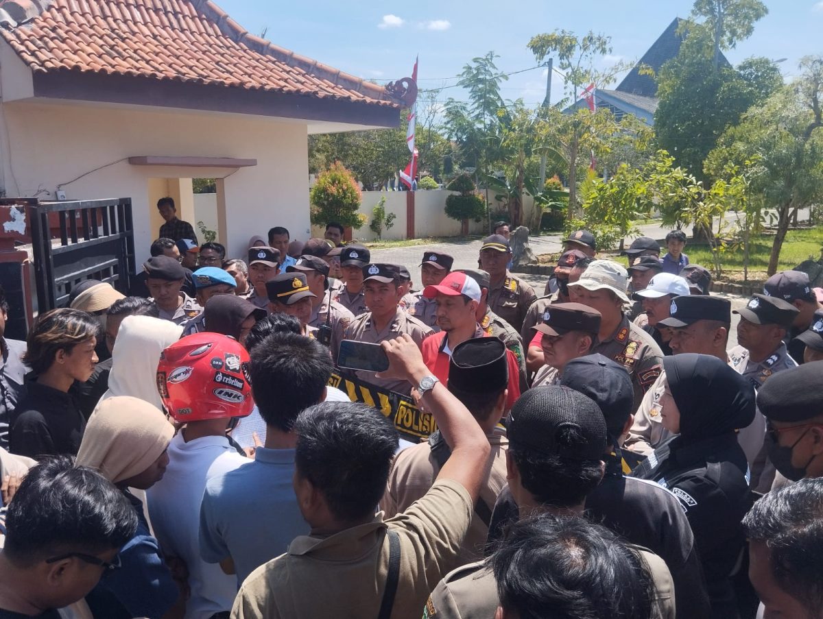 ORASI: GAMAS menggelar aksi jilid II di depan Kantor Disdik Kabupaten Sumenep