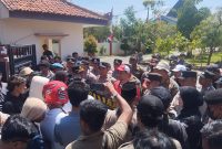 ORASI: GAMAS menggelar aksi jilid II di depan Kantor Disdik Kabupaten Sumenep