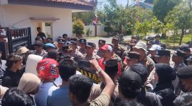 ORASI: GAMAS menggelar aksi jilid II di depan Kantor Disdik Kabupaten Sumenep