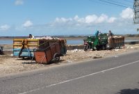 BERANTAKAN: Tumpukan pembuangan sampah dipinggir jalan Raya Sumenep