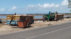 BERANTAKAN: Tumpukan pembuangan sampah dipinggir jalan Raya Sumenep