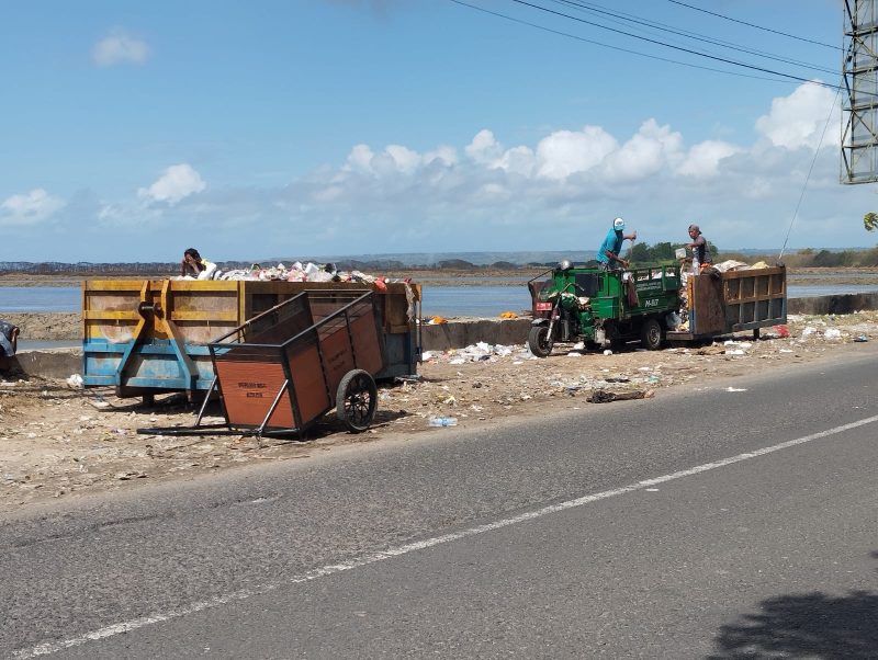 BERANTAKAN: Tumpukan pembuangan sampah dipinggir jalan Raya Sumenep