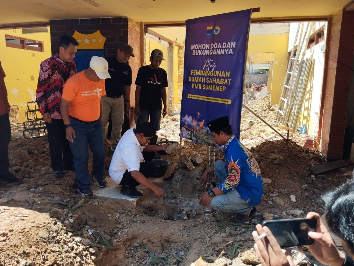 DIDAMPINGI: Bupati Achmad Fauzi Wongsojudo, saat meletakkan batu pertama untuk pembangunan Rumah PMII Sumenep