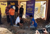 DIDAMPINGI: Bupati Achmad Fauzi Wongsojudo, saat meletakkan batu pertama untuk pembangunan Rumah PMII Sumenep