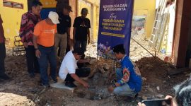 DIDAMPINGI: Bupati Achmad Fauzi Wongsojudo, saat meletakkan batu pertama untuk pembangunan Rumah PMII Sumenep
