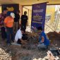 DIDAMPINGI: Bupati Achmad Fauzi Wongsojudo, saat meletakkan batu pertama untuk pembangunan Rumah PMII Sumenep
