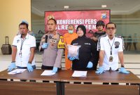 MENJELASKAN: Wakapolres Sumenep, Kompol Trie Sis Biantoro, saat melakukan konferensi pers