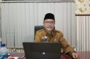 BERKACAMATA: Kepala Dinsos Sumenep, Abd. Rahman Riadi, saat ditemui di ruang kerjanya (Doc. Seputar Jatim)