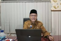 BERKACAMATA: Kepala DPMPTSP Sumenep, Abd. Rahman Riadi, saat ditemui di ruang kerjanya