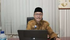 BERKACAMATA: Kepala Dinsos Sumenep, Abd. Rahman Riadi, saat ditemui di ruang kerjanya (Doc. Seputar Jatim)