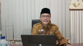 BERKACAMATA: Kepala Dinsos Sumenep, Abd. Rahman Riadi, saat ditemui di ruang kerjanya (Doc. Seputar Jatim)