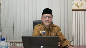 BERKACAMATA: Kepala Dinsos Sumenep, Abd. Rahman Riadi, saat ditemui di ruang kerjanya (Doc. Seputar Jatim)