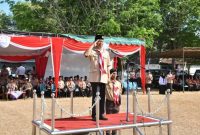 MEMIMPIN: Sekda Kabupaten Sumenep Edy Rasyadi, saat memberikan apel akbar ke 63 tahun 2024