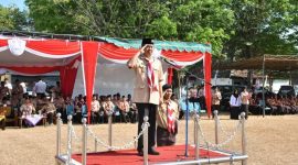 MEMIMPIN: Sekda Kabupaten Sumenep Edy Rasyadi, saat memberikan  apel akbar ke 63 tahun 2024