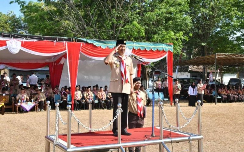 MEMIMPIN: Sekda Kabupaten Sumenep Edy Rasyadi, saat memberikan  apel akbar ke 63 tahun 2024